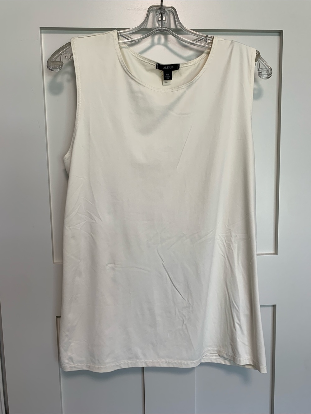 Alfani White Sleeveless Crewneck Tank